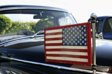 samochód z flagą amerykańską
